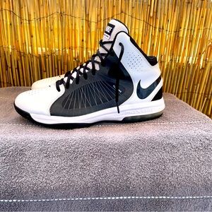 Nike AirMax Flywire Men’s Basketball shoe. 622041-100 Size 12